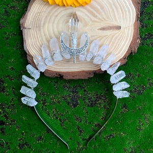 Détail d'un serre-tête en cristal fait main avec pointes de quartz blanc et pendentif lune