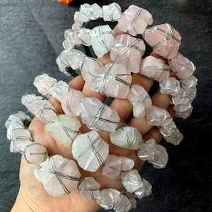 Dettaglio di quarzo rosa e bianco grezzo su un cerchietto di cristallo fatto a mano