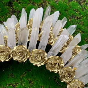 Macro détaillée d'une couronne en cristal de quartz naturel et roses en métal doré