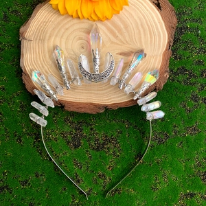 Détail d'un diadème de lune fait main avec des pointes de quartz sur bois