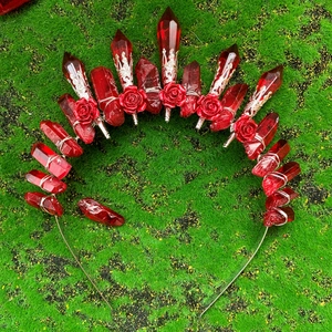 Couronne de cristaux rouges avec pointes de quartz et roses sur fond de mousse