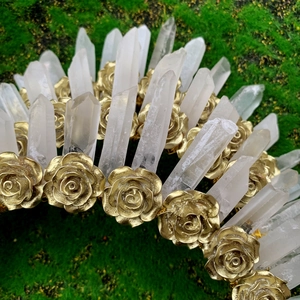 Vue détaillée du serre-tête en cristal de quartz naturel avec détails de fleurs dorées