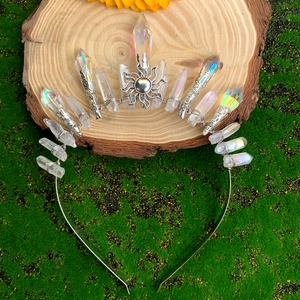 Couronne en cristal iridescent faite à la main avec emblème solaire sur fond de bois