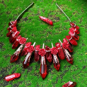 Serre-tête couronne en cristal rouge fait main avec roses sur fond de mousse verte