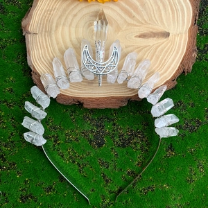 Détail de la couronne bohème faite main avec cristaux de quartz blanc et lune argent