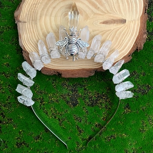 Détail d'une couronne en cristal faite main avec quartz bruts et une abeille en argent