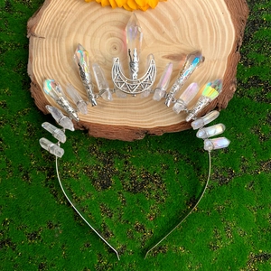 Vue détaillée de la couronne de cristal faite main avec croissant de lune sur mousse