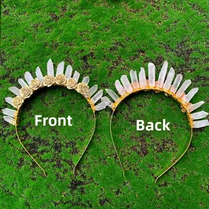 Vues avant et arrière d'une couronne en cristal naturel avec roses dorées faites main