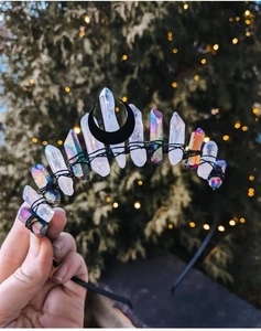 Détails artisanaux d'une couronne avec lune noire et grappes de cristaux irisés faits main