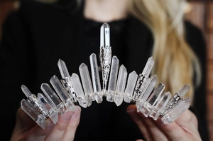 Vue détaillée du peigne à cheveux en cristal blanc fait main avec fil d'argent torsadé