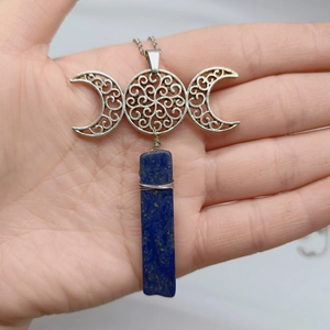Detail der Triple Moon Göttin Halskette mit Lapislazuli Stein Anhänger in Silber