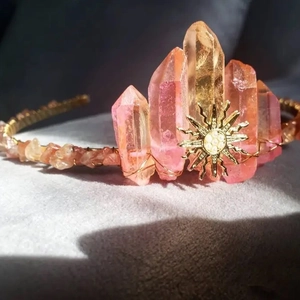 Corona da dea del sole fatta a mano con pietre di cristallo rosa e cerchietto d'oro