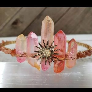 Corona da dea del sole bohémien con cristalli di quarzo rosa e montatura dorata in metallo