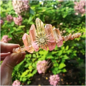 Corona da dea del sole con cristalli grezzi rosa e gialli e ciondolo con perla sposa