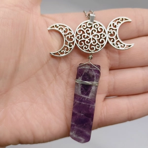 Detailaufnahme der handgefertigten Dreifachmond-Halskette mit violettem Amethyst-Kristall