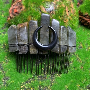 Dettaglio di pettine per capelli fatto a mano con pietre di labradorite e luna crescente