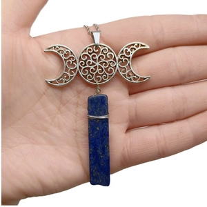 Handgefertigte Dreifachmond-Göttin-Kette mit Silberanhänger und blauem Lapislazuli-Kristall