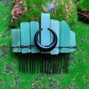 Dettaglio di pietre di cristallo verde e luna nera su pettine per capelli fatto a mano