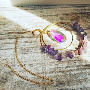 Acchiappasole boho con ciondolo a luna, pietre di ametista e cristallo iridescente