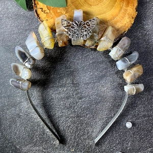 Vue détaillée d'une couronne de mariée avec pierres naturelles et papillon argenté ciselé
