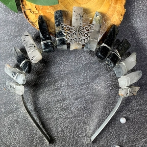 Détail de couronne de mariée avec cristaux naturels et ornement papillon argenté