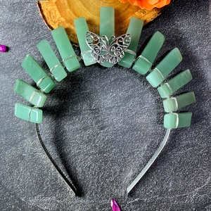 Détail de couronne bohème en argent avec pierres de cristal vertes et papillons