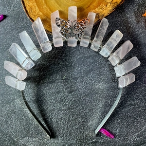 Détail de la couronne en cristal rose naturel avec papillon d'argent ciselé