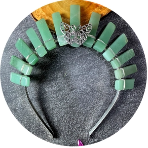 Couronne en cristal vert avec papillon argenté sur un serre-tête bohème fait main