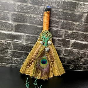 Balai d'autel artisanal avec améthyste, arbre de vie et plumes de paon détaillées
