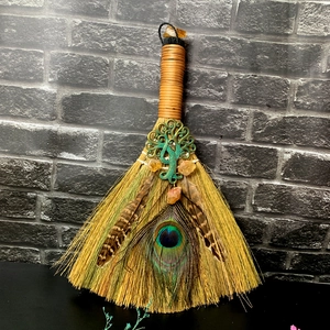 Détail d'un balai d'autel fait main avec arbre de vie, citrine et plume de paon