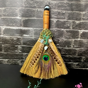 Vue détaillée d'un balai artisanal avec cristaux d'améthyste et plumes de paon