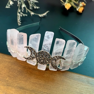 Couronne en cristal rose avec totem déesse triple lune sur fond vert foncé chic