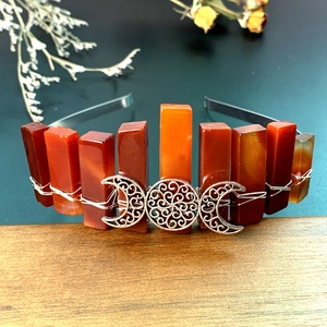 Gros plan sur couronne en cristal de cornaline avec symbole déesse triple lune argent