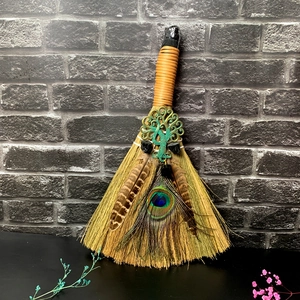 Détail du balai d'autel avec pendentif arbre de vie et plumes de paon naturelles