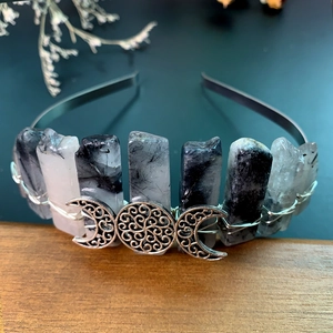 Détail du diadème bohème en cristal naturel avec symbole de déesse de la lune argent