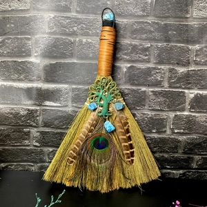 Détail du balai d'autel fait main avec améthyste, plumes de paon et arbre de vie