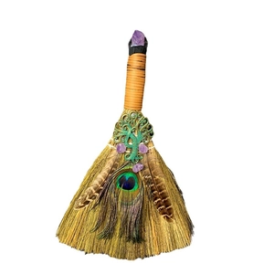 Balai de sorcière artisanal avec améthyste arbre de vie et plumes de paon sur blanc