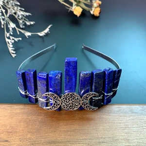 Détail de couronne en cristal lapis-lazuli fait main avec fil argent et lune