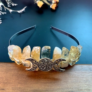 Vue macro de la couronne en cristal citrine faite main avec symbole de triple lune