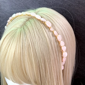 Dettaglio del cerchietto con cristalli rosa e filo d'oro fatto a mano su un manichino