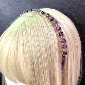 Cerchietto a corona fatto a mano con pietre di cristallo viola e filo metallico dorato