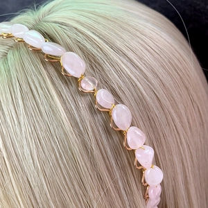 Cerchietto fatto a mano con cristalli naturali rosa e filo dorato per acconciatura da sposa