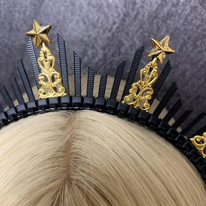 Gotische schwarze Heiligenschein-Krone mit goldenen Blumenmustern und Pentagramm-Sternen