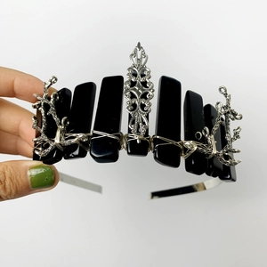 Handgefertigte Gothic-Krone aus schwarzem Obsidian mit silbernen Zweig-Accessoires