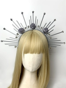 Détail d'une couronne auréole argentée avec étoiles en métal et roses en satin gris