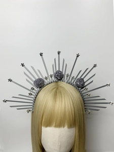 Détail de la couronne auréole de Marie avec rayons métalliques, étoiles et roses