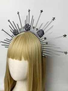 Détail de la couronne halo argentée avec des étoiles et des roses en soie gris foncé