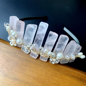 Détails d'un serre-tête artisanal en quartz rose avec des perles et des strass brillants