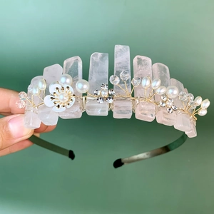 Détail du bandeau couronne en cristal rose avec fleurs blanches, perles et strass