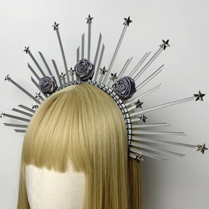 Couronne d'auréole de déesse argentée avec étoiles métalliques et roses en satin gris